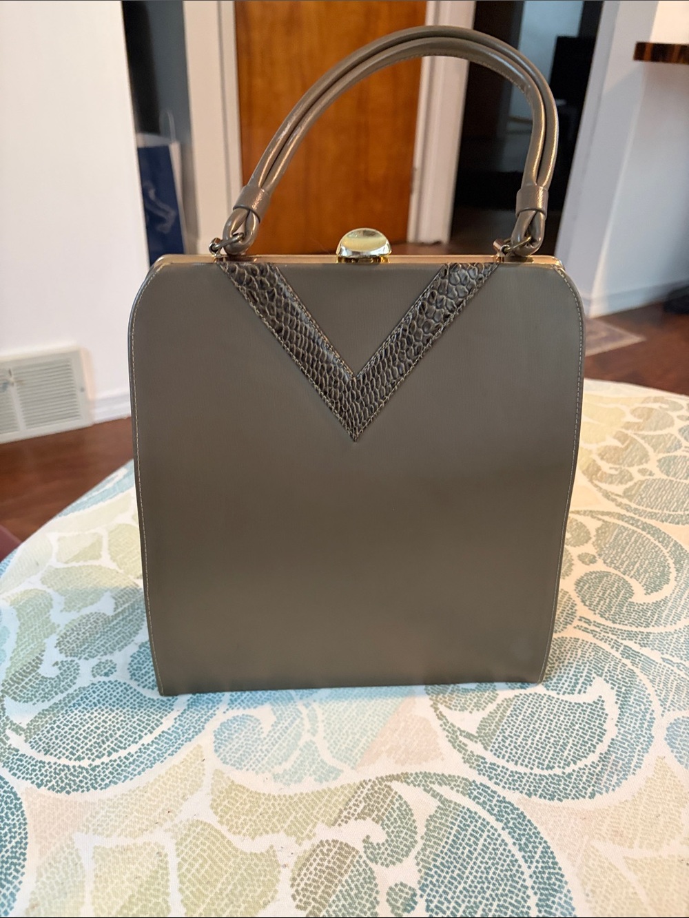 Beautiful Vintage pocketbook
Excellent vintage condition